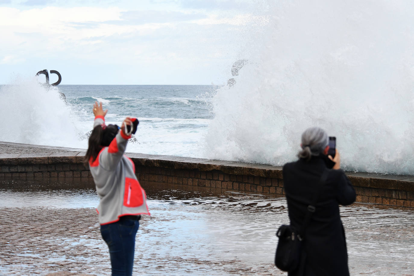 Fotos: Activan el aviso amarillo por galerna para esta tarde
