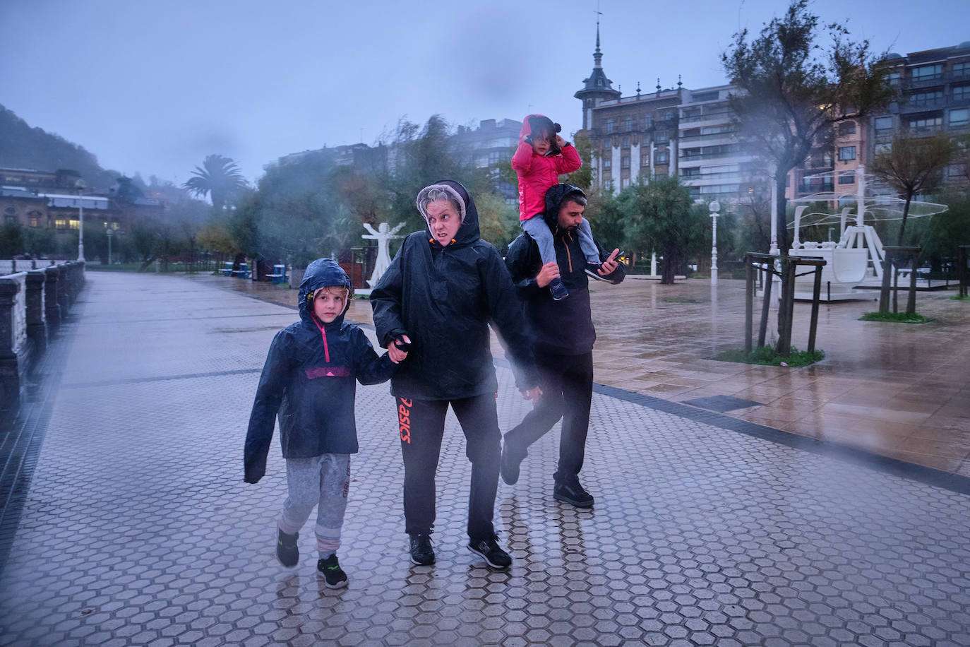Fotos: Activan el aviso amarillo por galerna para esta tarde