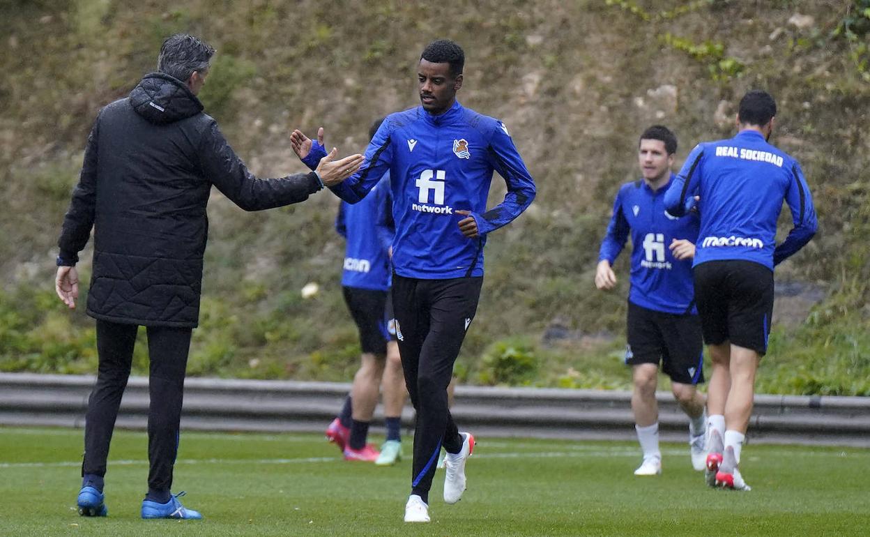 Isak saluda a Imanol durante el entrenamiento previo al derbi ante el Athletic. 