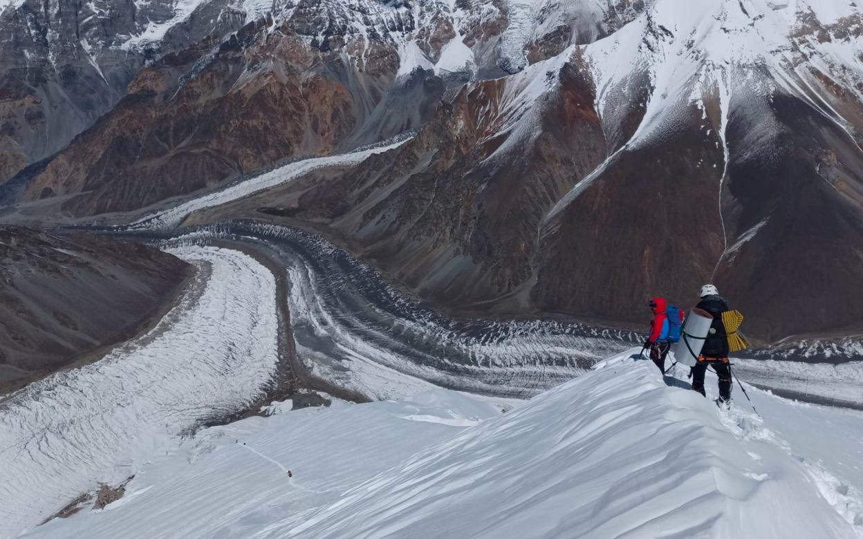 Imagen de las montañas del Pamir que protagonizan la proyección de Joseba Iztueta. 