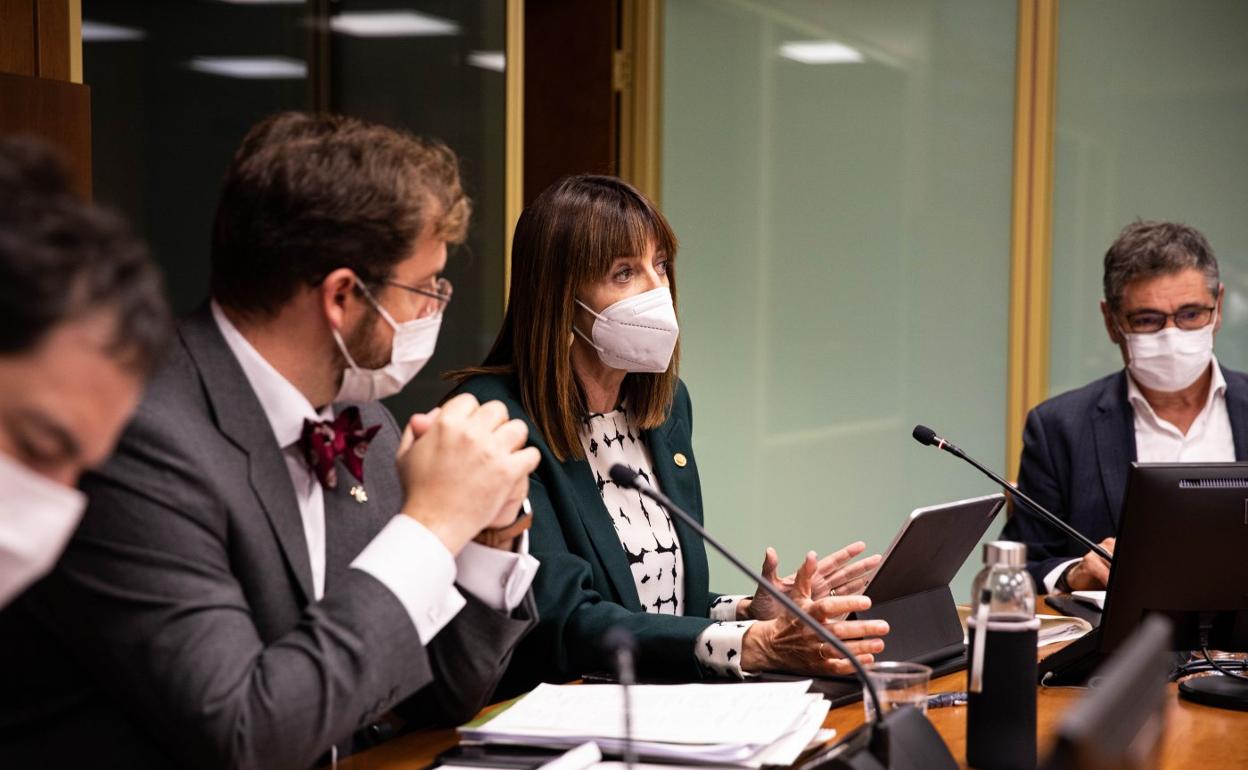 Idoia Mendía presentó ayer sus presupuestos en el Parlamento. 