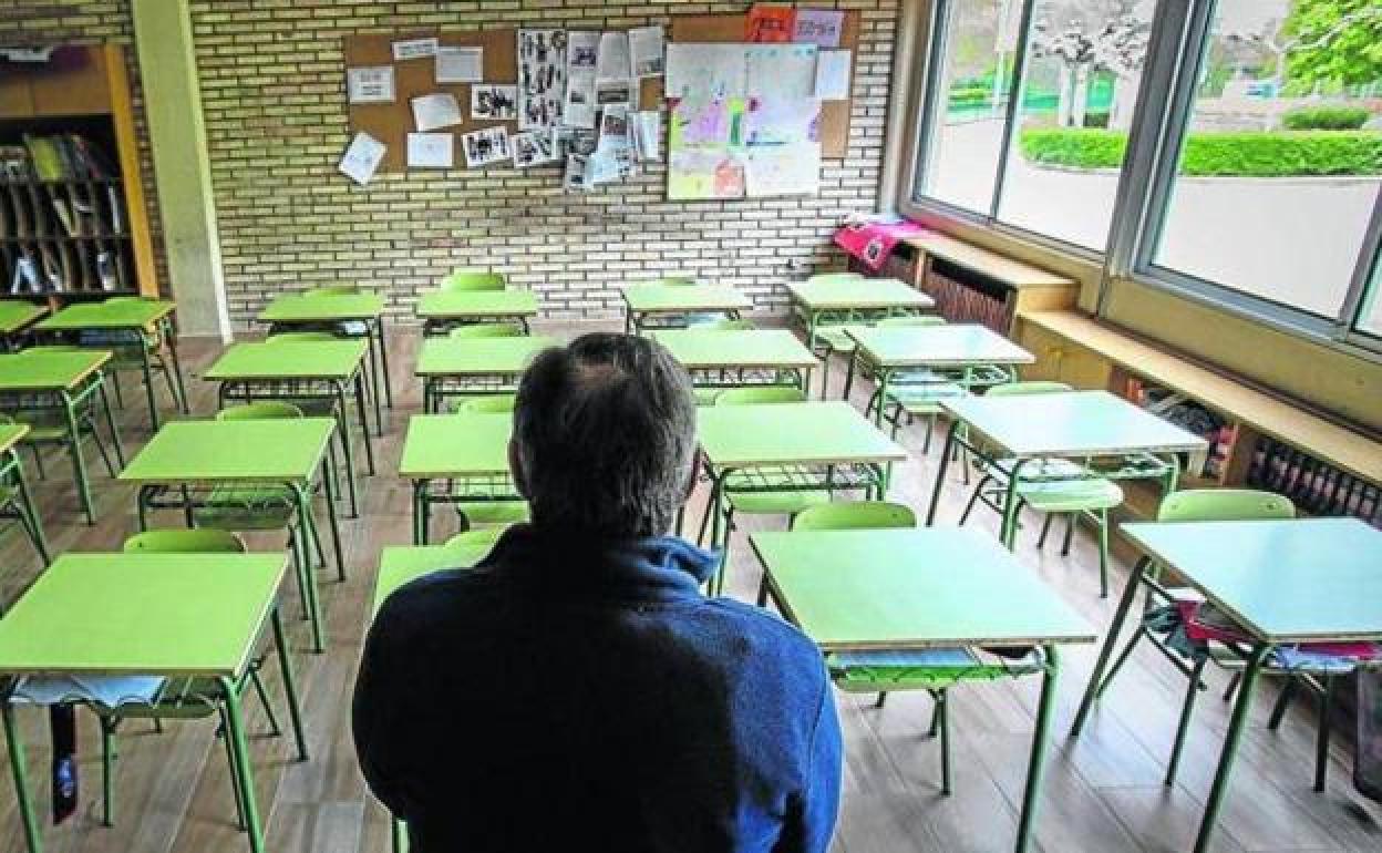 Un profesor en un aula clausurada por culpa del coronavirus.