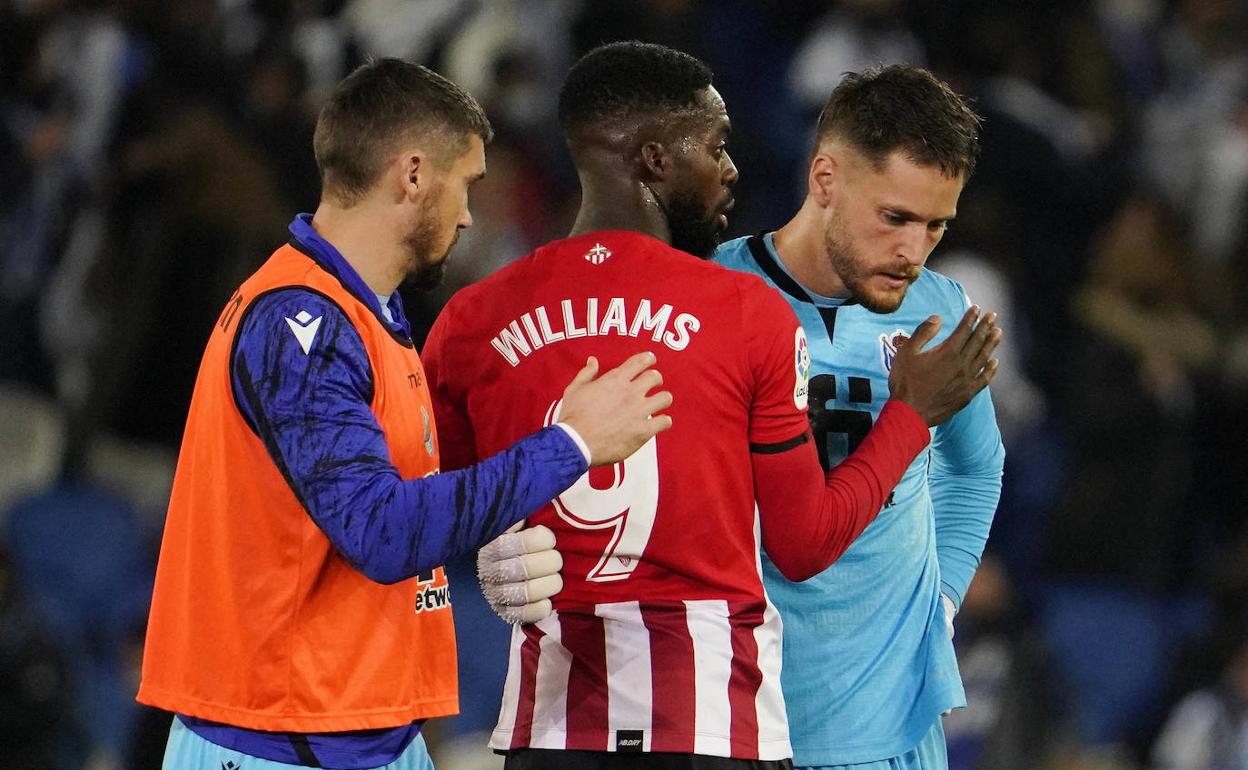 Ryan y Williams consuelan a Remiro al acabar el derbi en el Reale Arena.