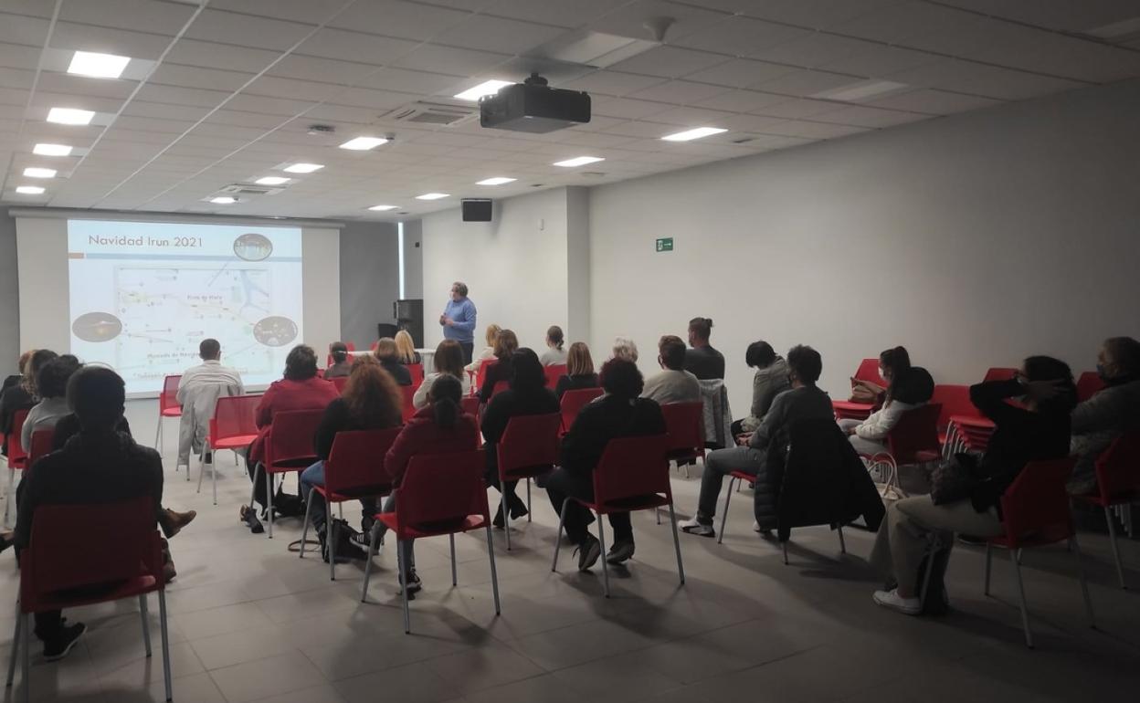 Reunión celebrada la semana pasada entre el Ayuntamiento y representantes del sector comercial local para seguir avanzando en los detalles del programa de la campaña de Navidad.