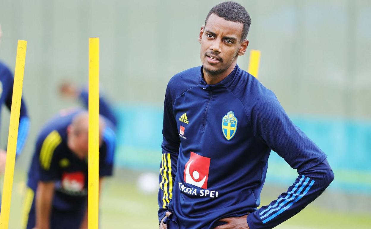 Alexander Isak, durante un entrenamiento con la selección de Suecia.