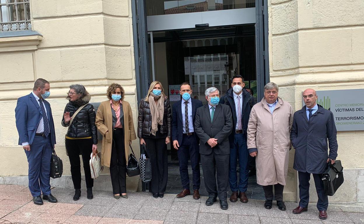 La misión de la UE para los casos de ETA sin resolver, junto al director del Centro Memorial, Florencio Domínguez, y el delegado del Gobierno en Euskadi, Denis Itxaso. 