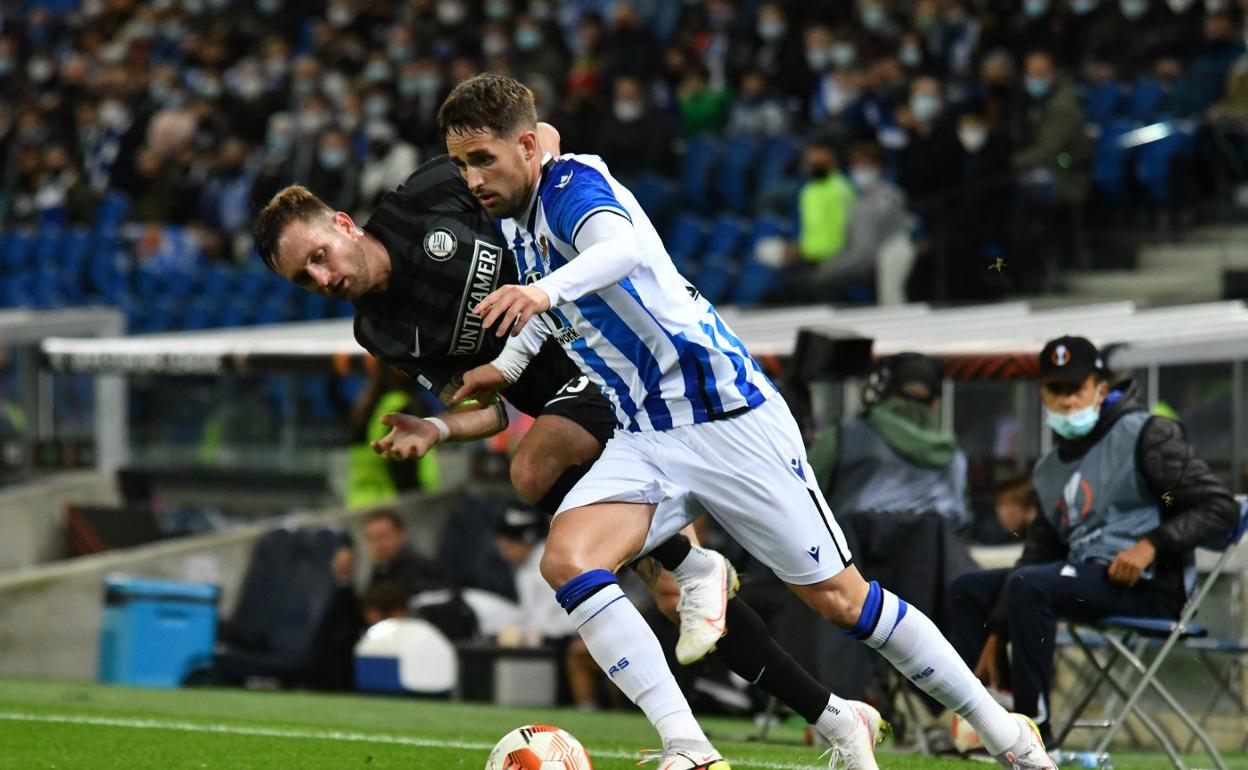 Januzaj desborda a Jantscher y busca crear ventaja en una de sus numerosas acciones en el partido de ayer. 