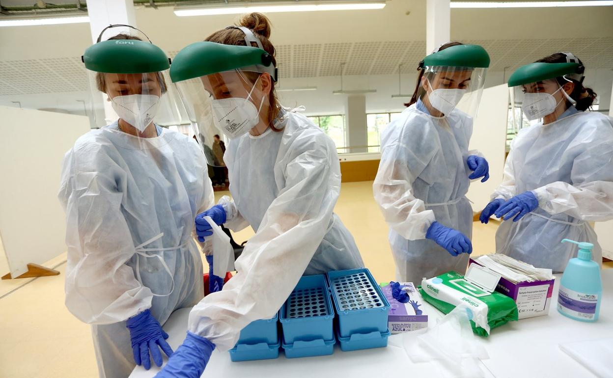 Un grupo de enfermeras prepara las PCR para un cribado masivo en Merkatuzar, en Errenteria. 