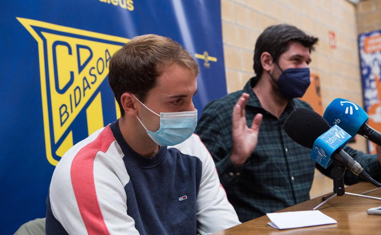 Kauldi Odriozola y Gurutz Aginagalde, presidente del Club Deportivo Bidasoa. 