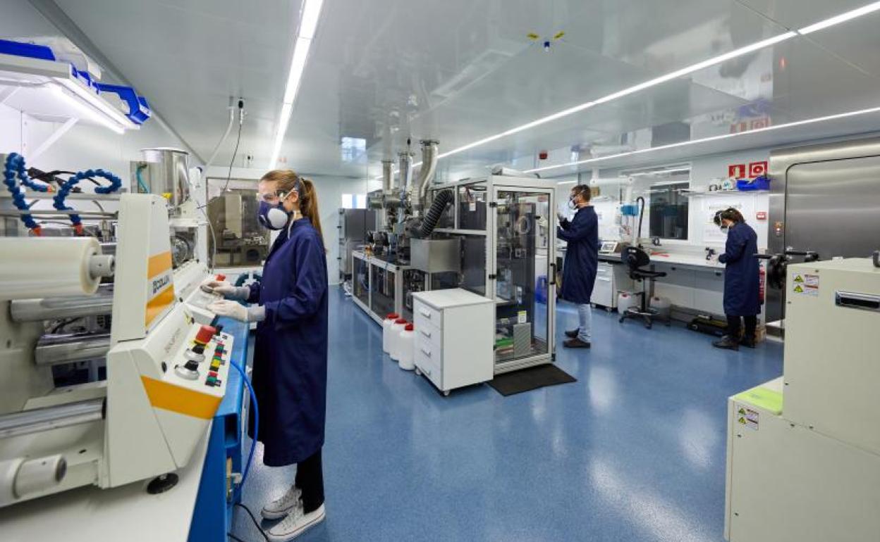 La actividad de la industria vasca mantiene el ritmo, aunque sufre un leve retroceso sobre agosto. 