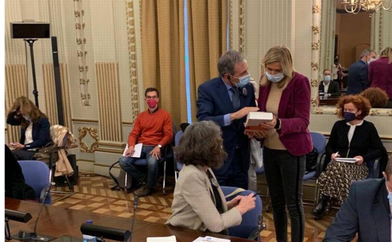 Tomás Caballero entregó a la delegación de la UE el libro 'Vidas rotas'.