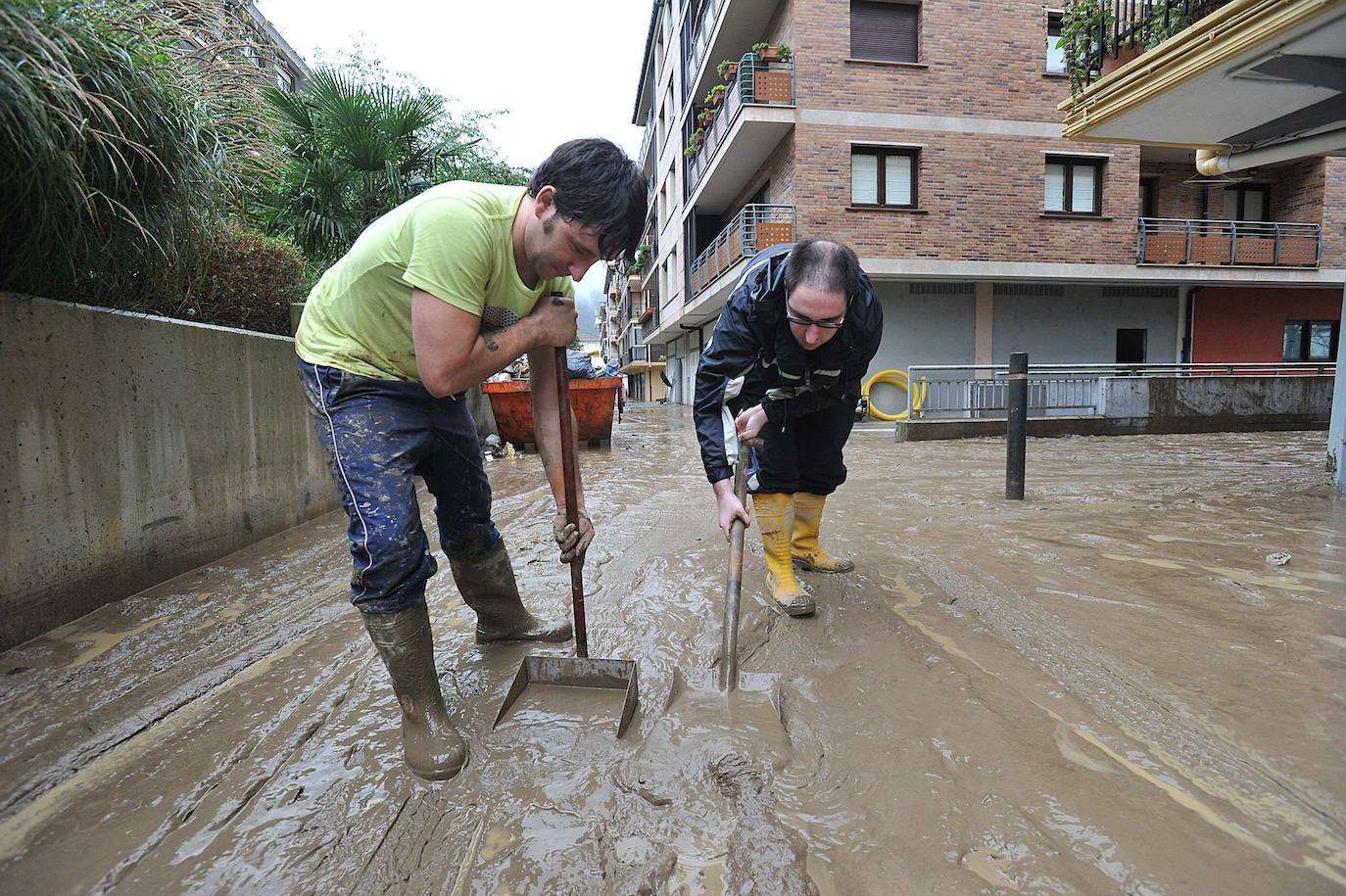 Día de limpieza en Villabona tras las inundaciones