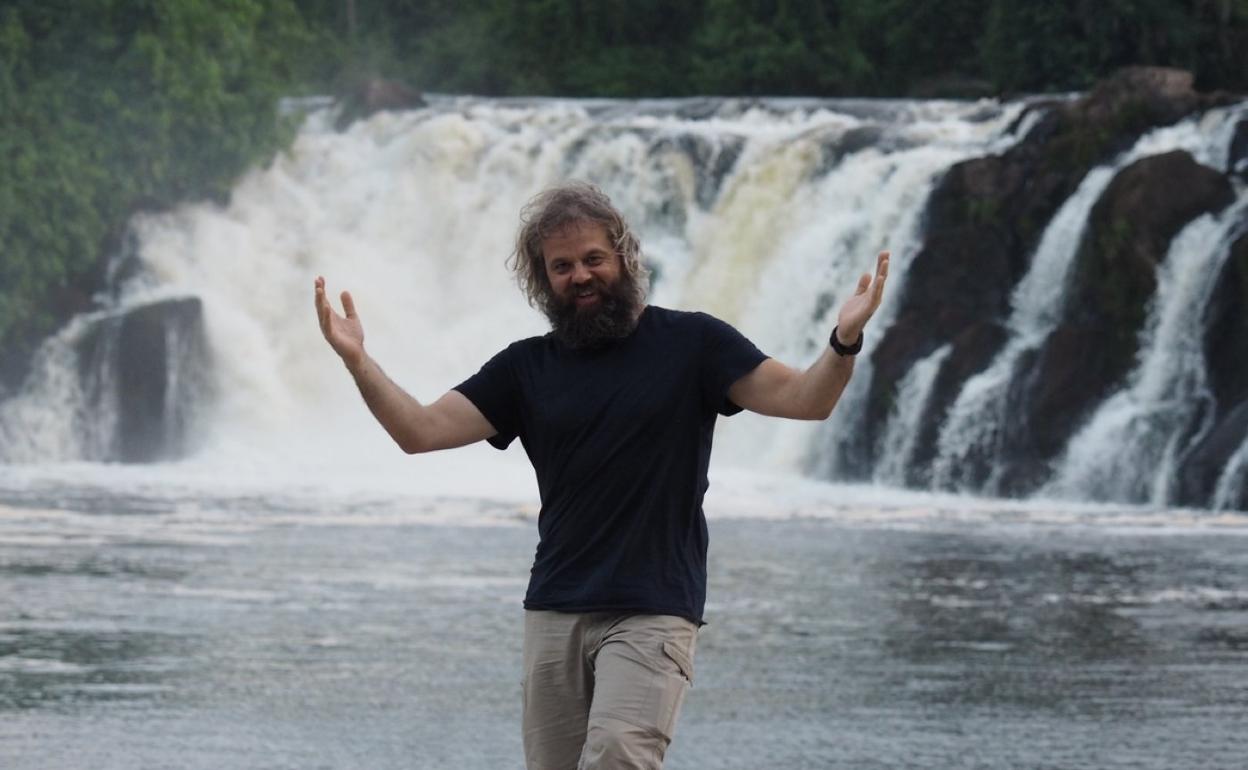 Daniel Landa, en las Cascadas de la Lobé, en Kribi, al sur de Camerún.