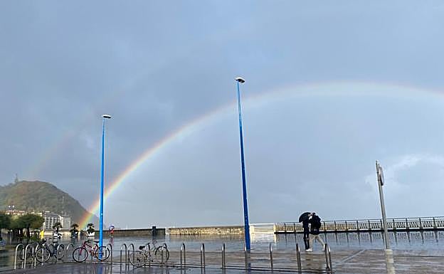 Arcoiris en la playa de la Zurriola de Donostia este viernes.