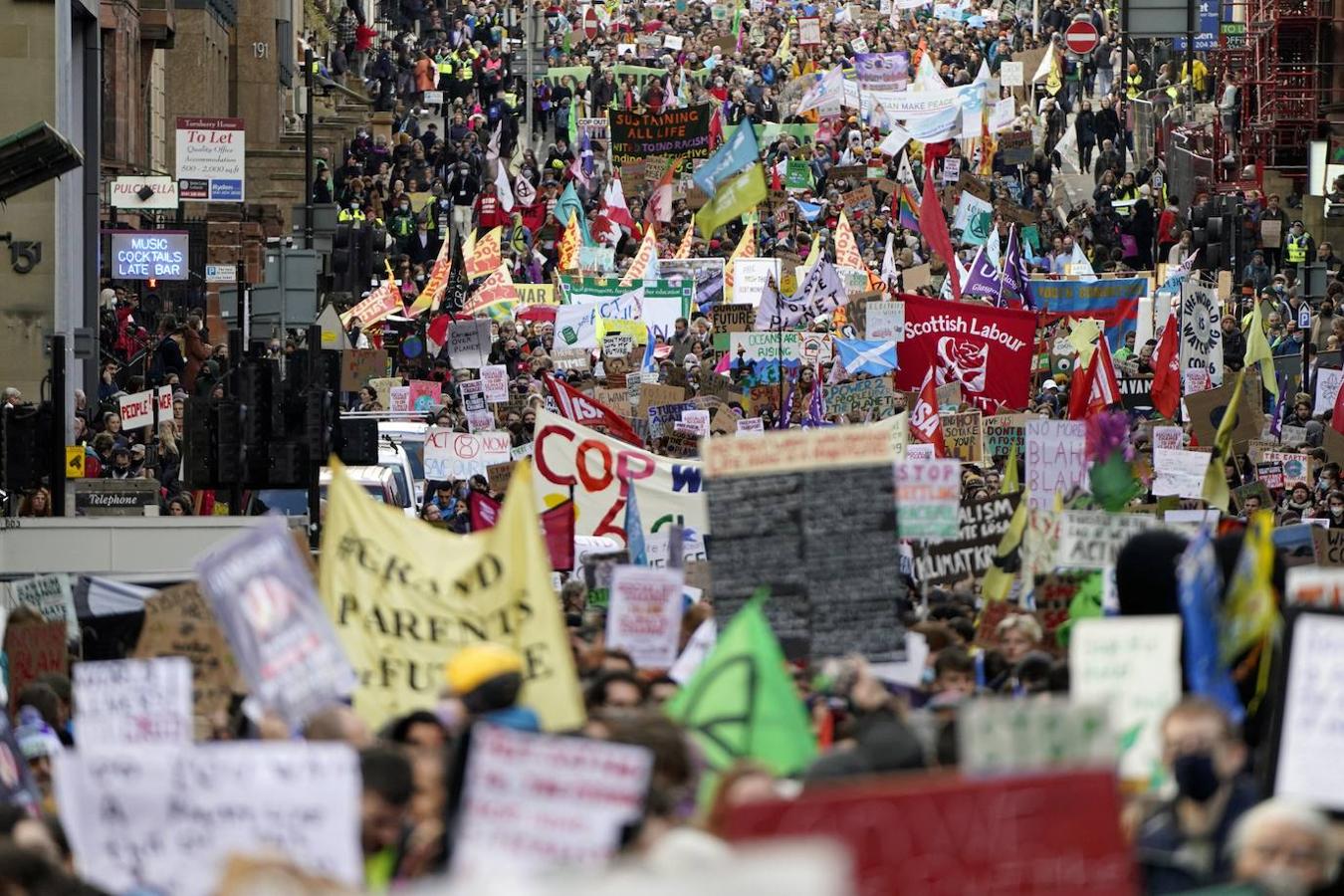 Miles de jóvenes se manifiestan en la ciudad escocesa