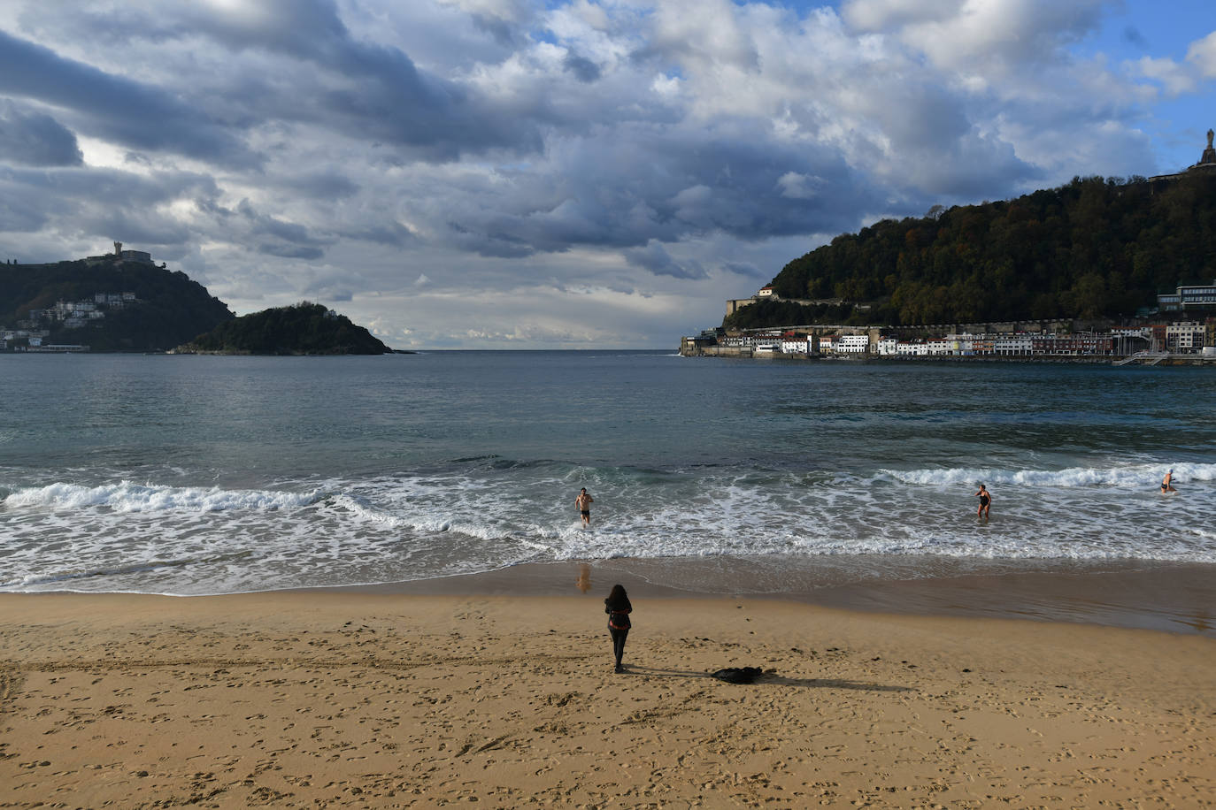 Fotos: Donostia vivió una tarde de viernes soleada tras las tormentas