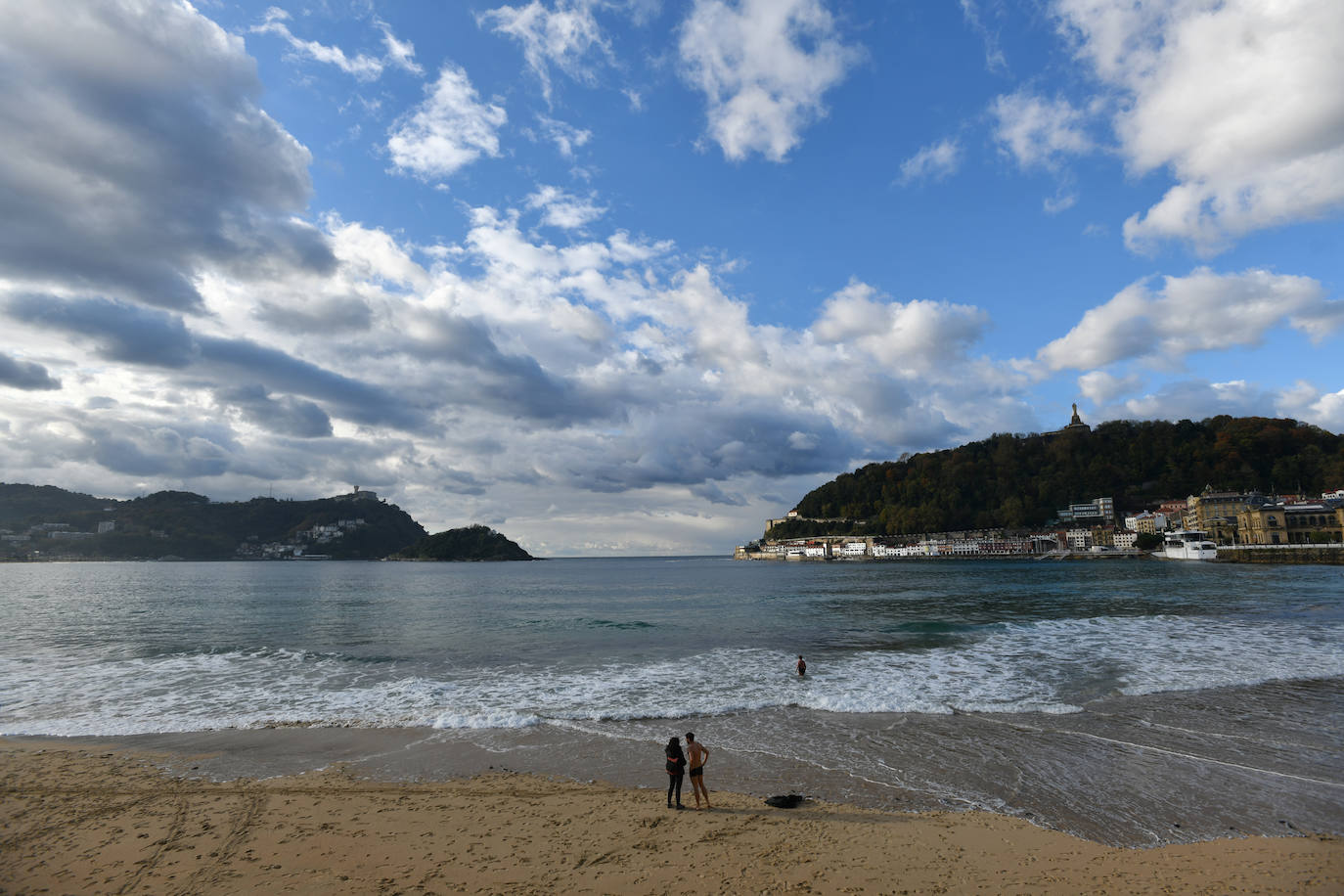 Fotos: Donostia vivió una tarde de viernes soleada tras las tormentas