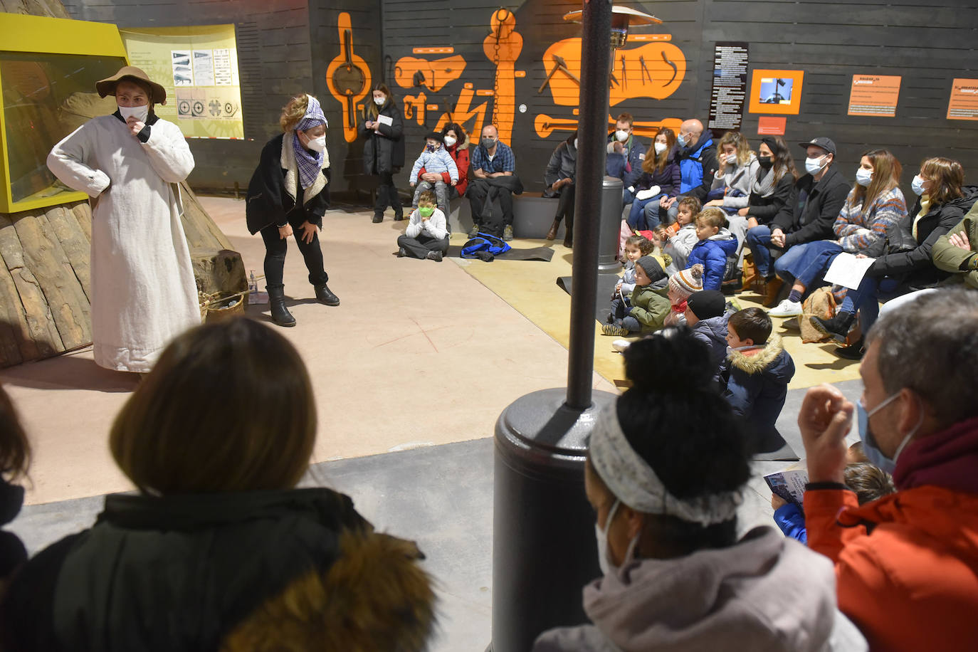 Fotos: Olentzero madruga en el parque de Mirandaola