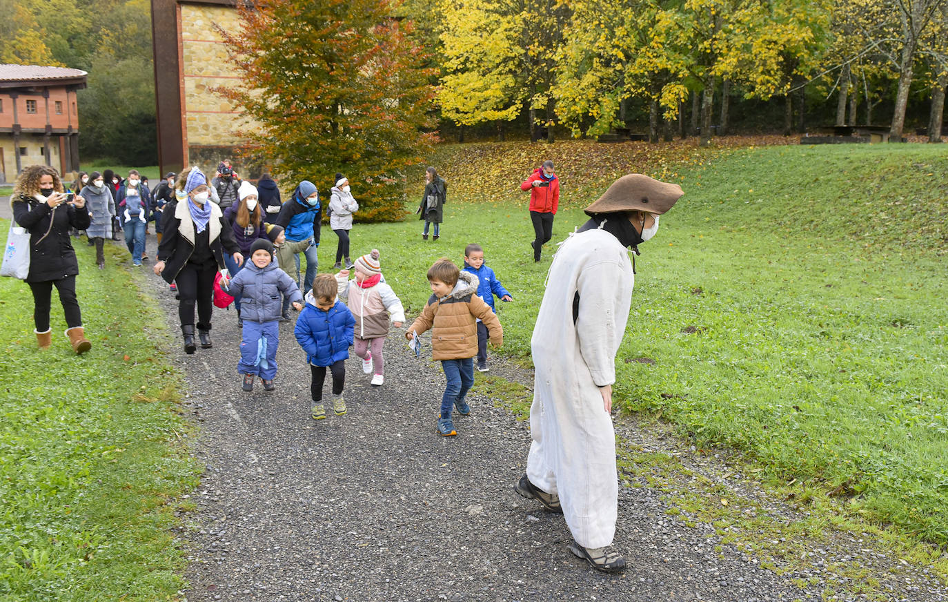 Fotos: Olentzero madruga en el parque de Mirandaola