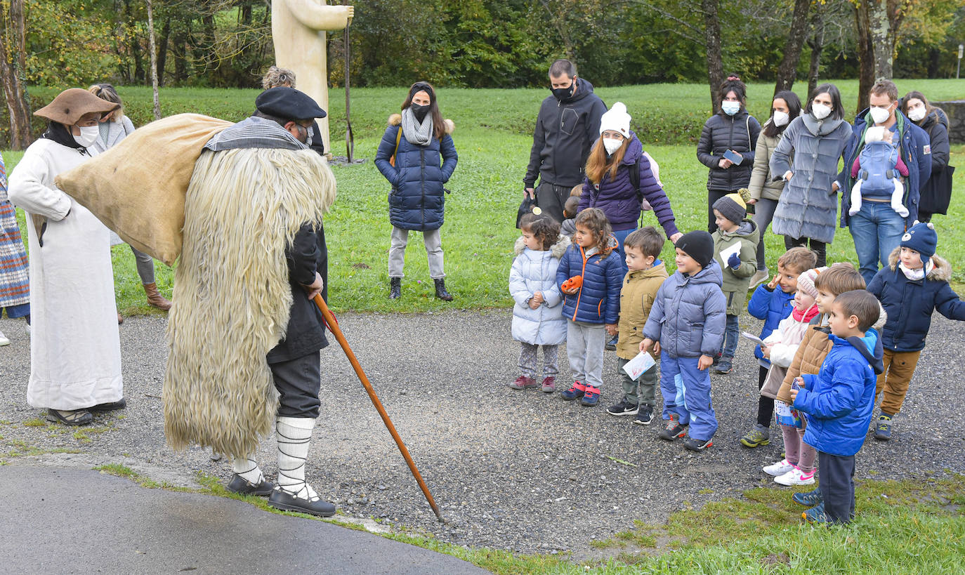 Fotos: Olentzero madruga en el parque de Mirandaola