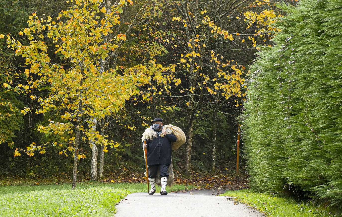 Fotos: Olentzero madruga en el parque de Mirandaola
