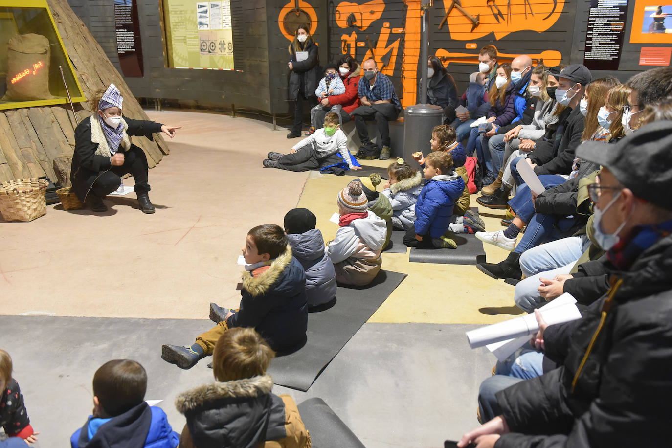 Fotos: Olentzero madruga en el parque de Mirandaola