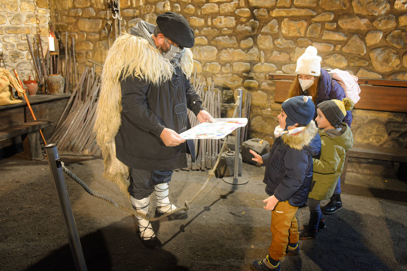 Fotos: Olentzero madruga en el parque de Mirandaola