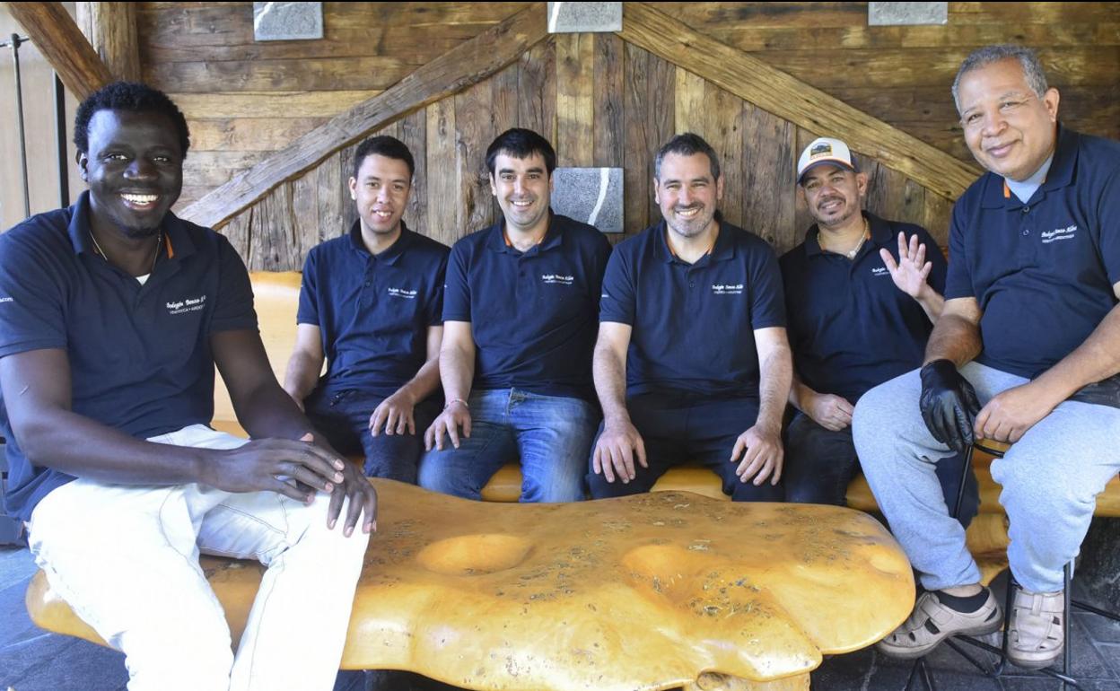 El simpático y profesional equipo del Benta-Aldea,preparado para hacer gozar a sus fieles comensales. 