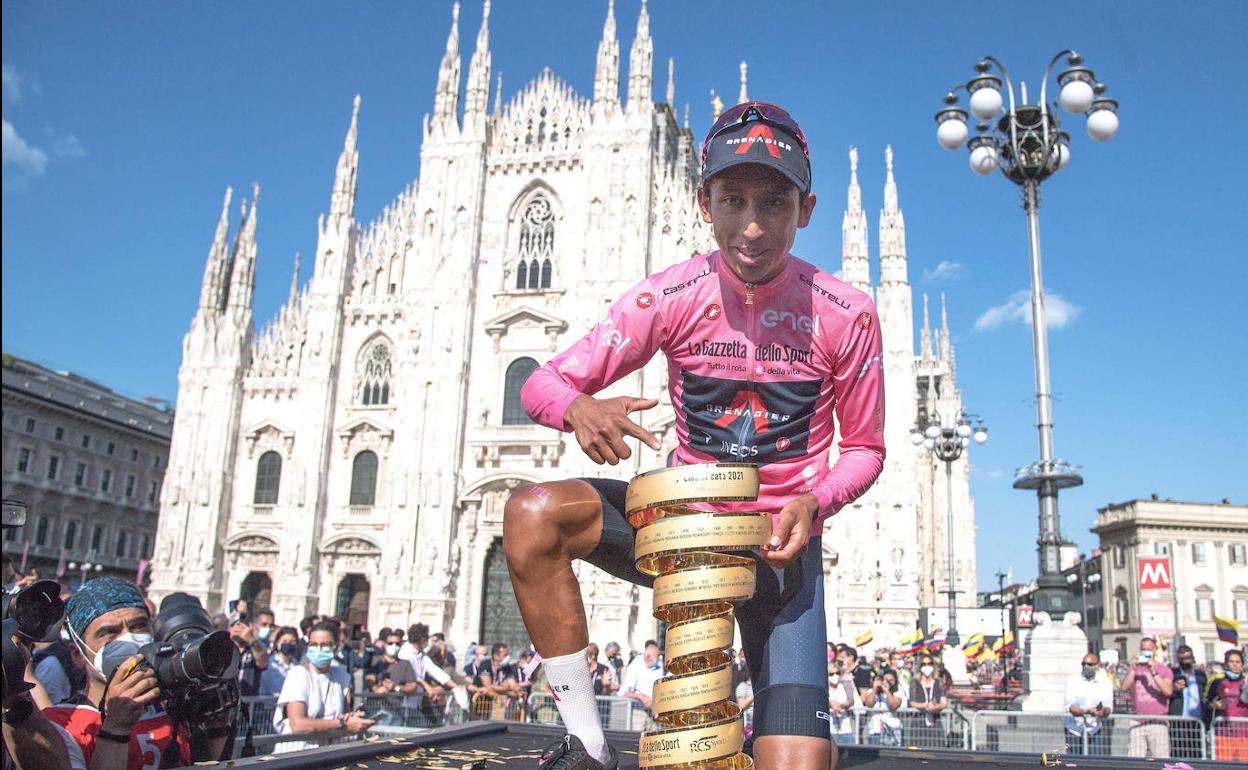 Egan Bernal posa con el trofeo y la maglia rosa que le acreditan como ganador del Giro 2021.