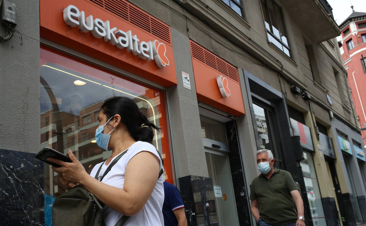 Imagen de una sucursal de Euskaltel en Bilbao. 