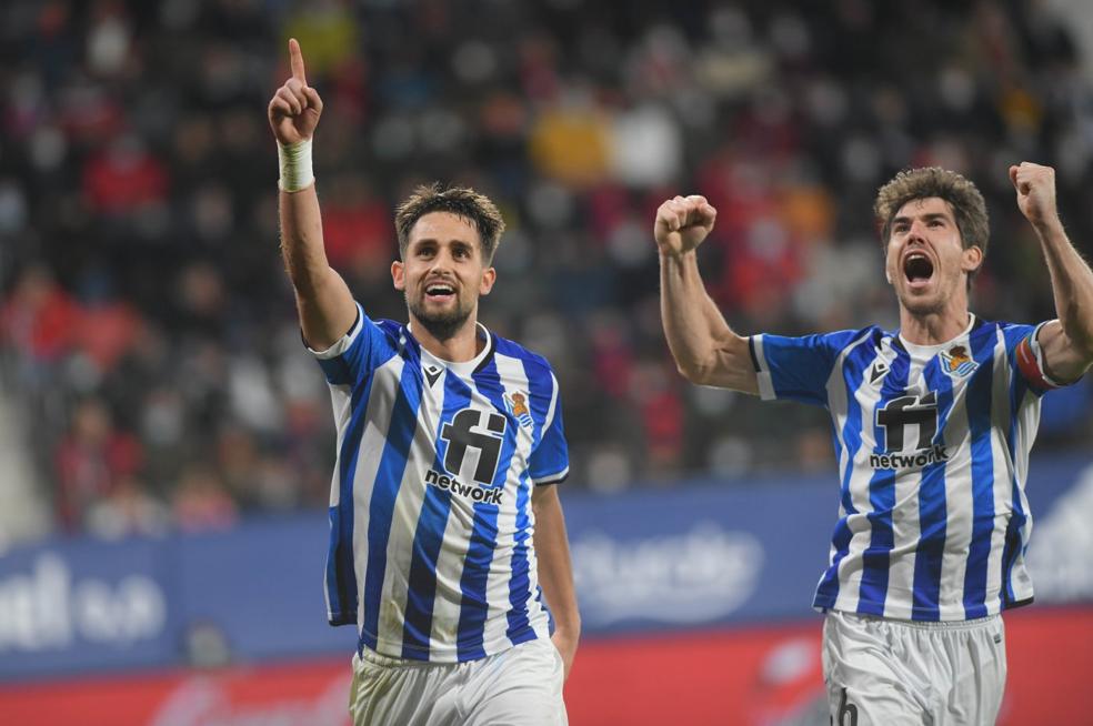 Vídeo: Resumen del partido | Foto: Januzaj y Aritz celebran con la gradael tanto del belga desde los onces metrospara sentenciar el partido ante Osasuna,ayer en El Sadar. 