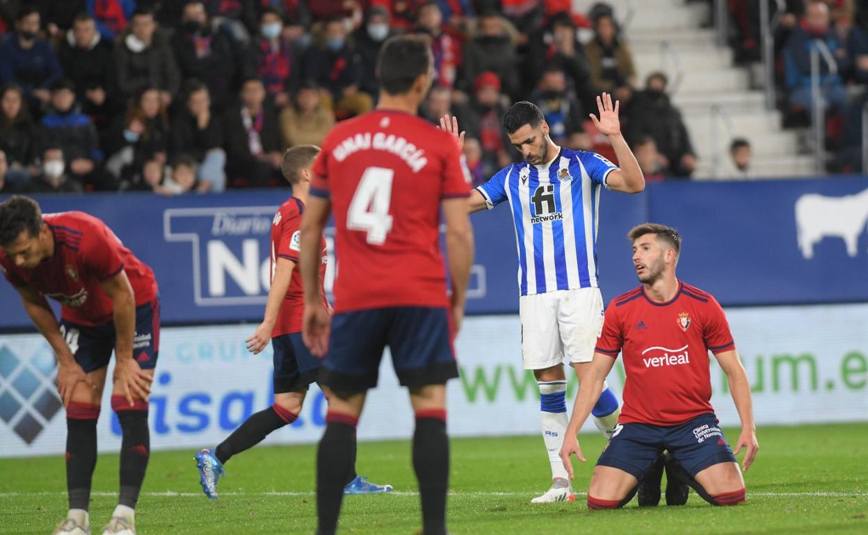Merino, con el arreglo de la ceja visible, no celebra el gol que supuso el 0-1 en El Sadar por su pasado rojillo mientras David García se lamenta de su desafortunado desvío. 
