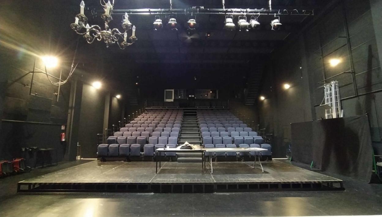 El Ayuntamiento ha pintado el salón de actos de Sarobe. 