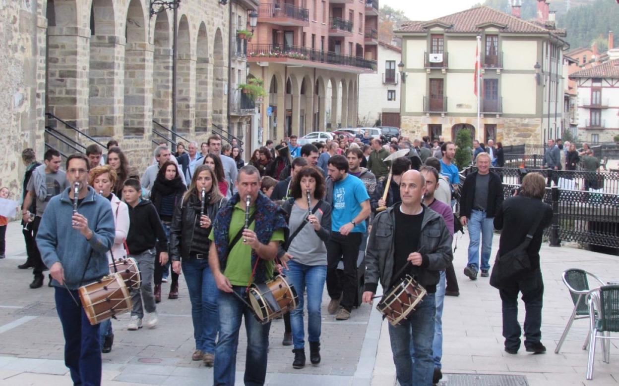 Kalejira con la banda de txistularis tras la recepción a los vecinos de Aiherra en 2017. 