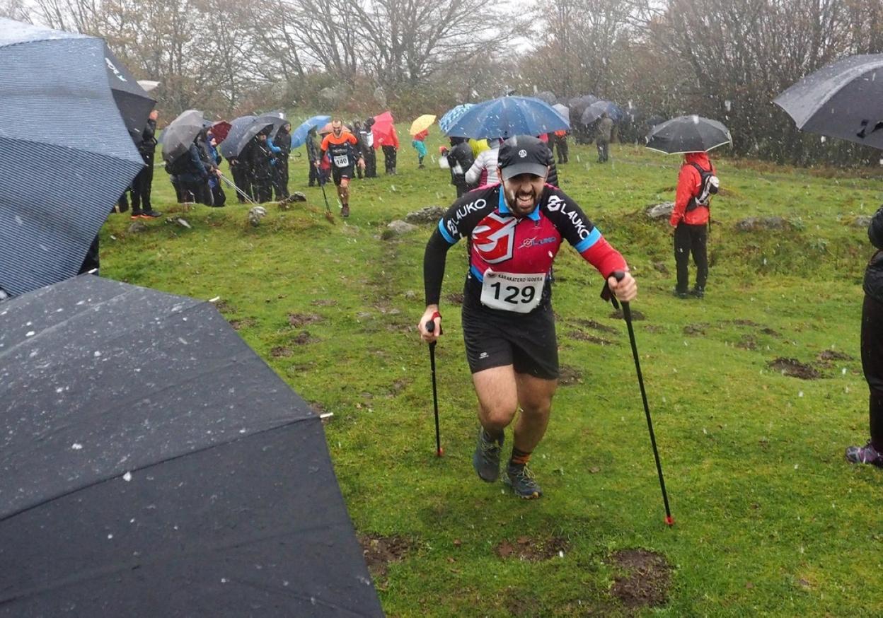 El mal tiempo endureció aún más la última edición de la subida, celebrada en el año 2019. 