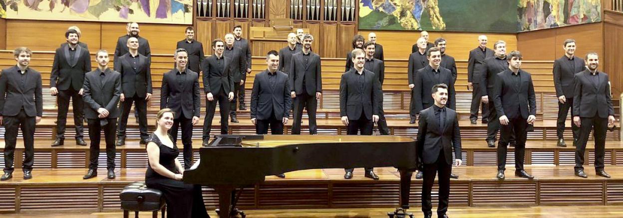 Coral y pianista en una reciente actuación. 