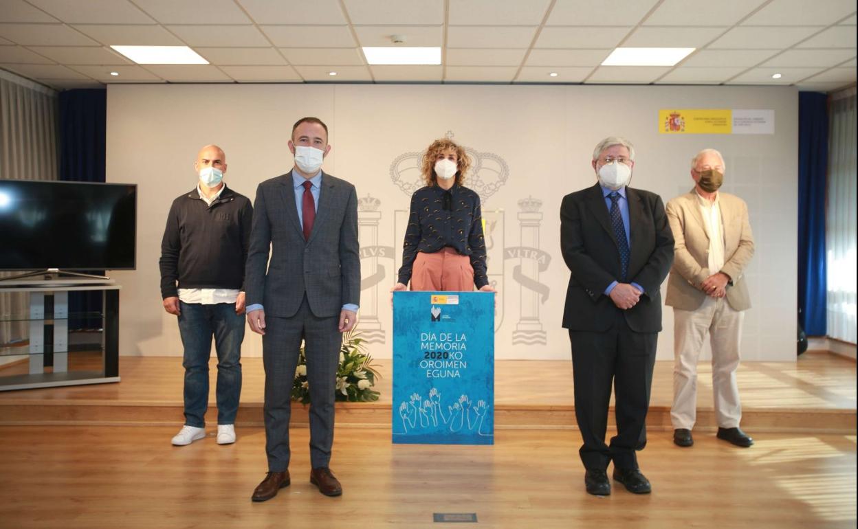 Denis Itxaso y Florencio Domínguez, en el acto del pasado año, junto a víctimas de ETA. 