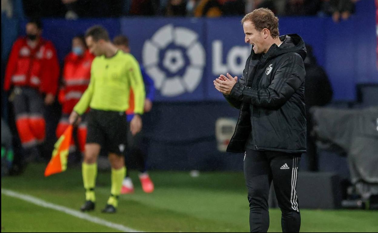 Jagoba Arrasate anima a sus jugadores durante el partido contra la Real Sociedad.
