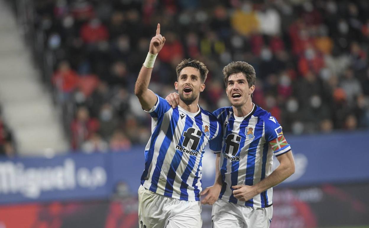 Januzaj y Aritz Elustondo celebran el tanto del belga, el 0-2 que sentenciaba el duelo.