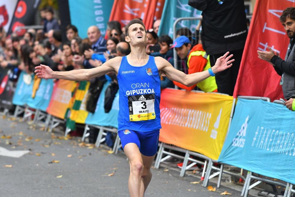 Iraitz Arrospide, en el Boulevard tras concluir una Behobia-San Sebastián. 