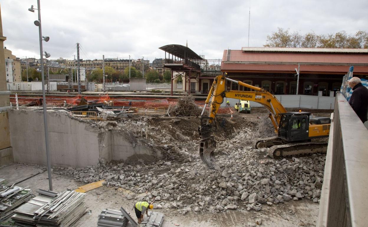 Escombros de obra y tierra bloquean el acceso al pasadizo de Egia, que ya ha pasado a la historia. 