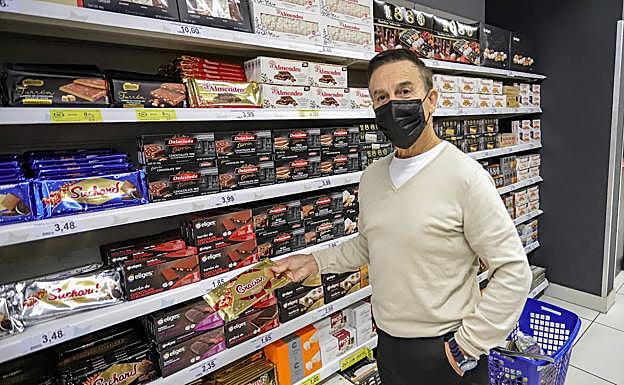 Un cliente compra un turrón en la estantería del supermecado BM Pagola 