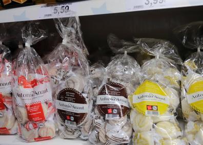 Imagen secundaria 1 - Estanterías del supermercado repleta de dulces navideños