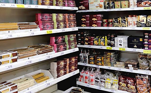 Imagen principal - Estanterías del supermercado repleta de dulces navideños