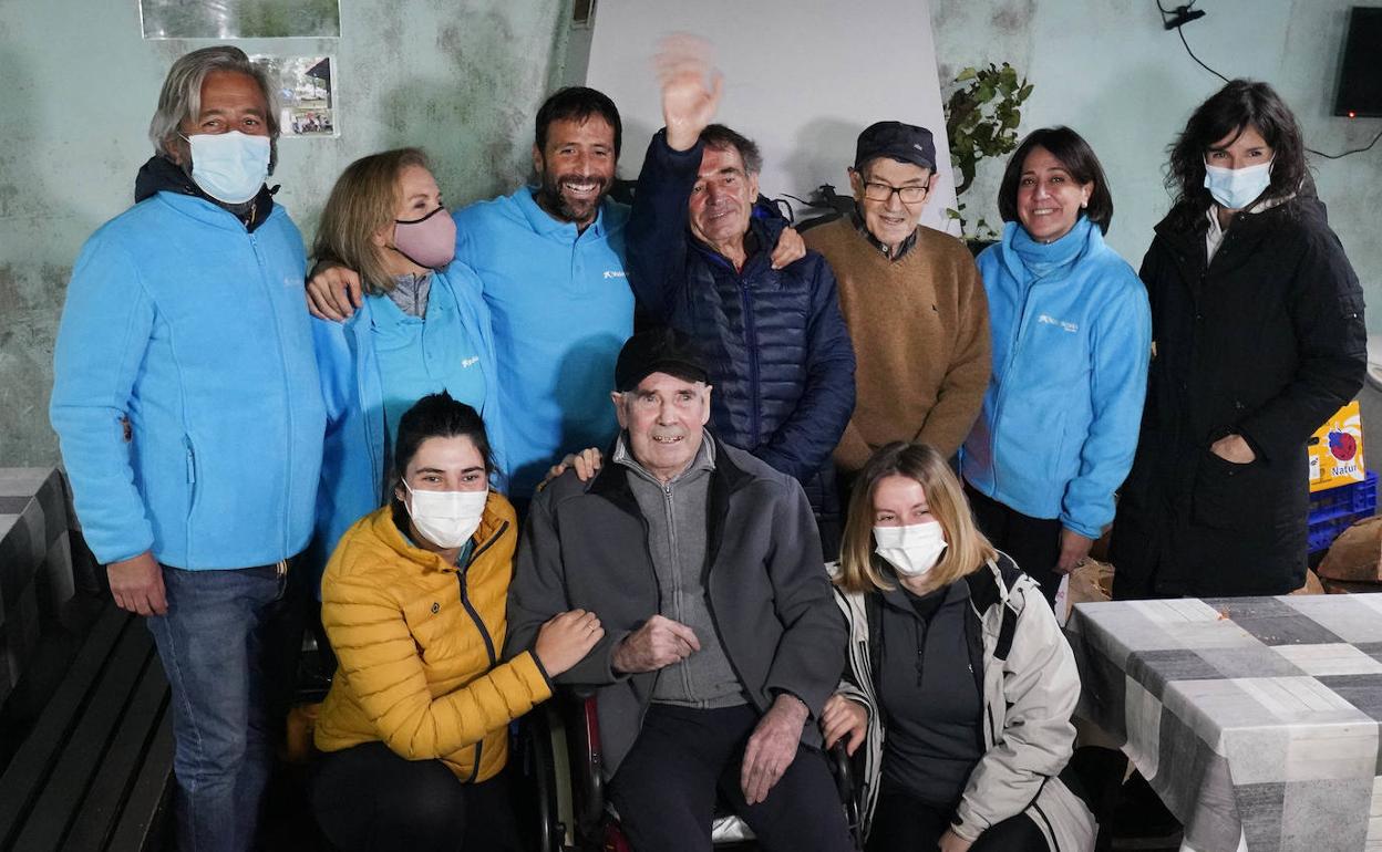 Miguel Mari, Antonio, Boni y Alex Txikon junto a sus acompañantes en Antonioren Borda de Zelatun.