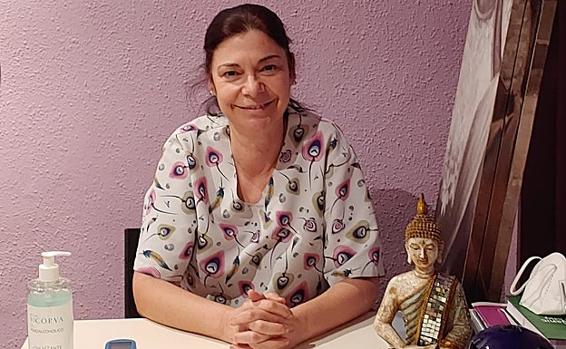 La osteópata Amaia Aretxaga atiende en su consulta del centro Star Bien, en el barrio donostiarra de Egia.