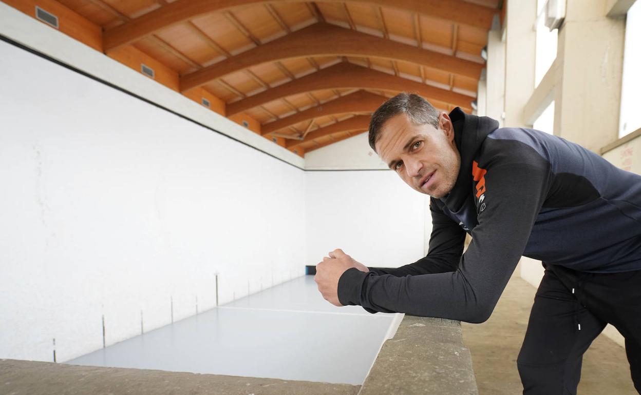 Aimar Olaizola posa en el frontón de Goizueta.