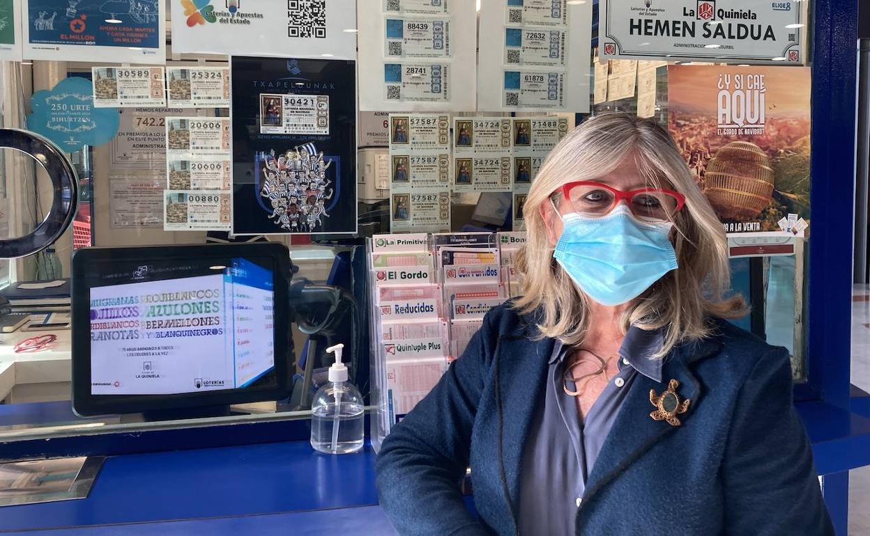 El '30421', Coro Usandizaga posa junto al décimo de la final de Copa