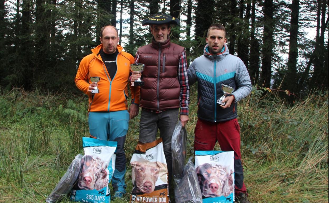 Bereziartua, Urruzola y Etxeberria posan con los trofeos. 