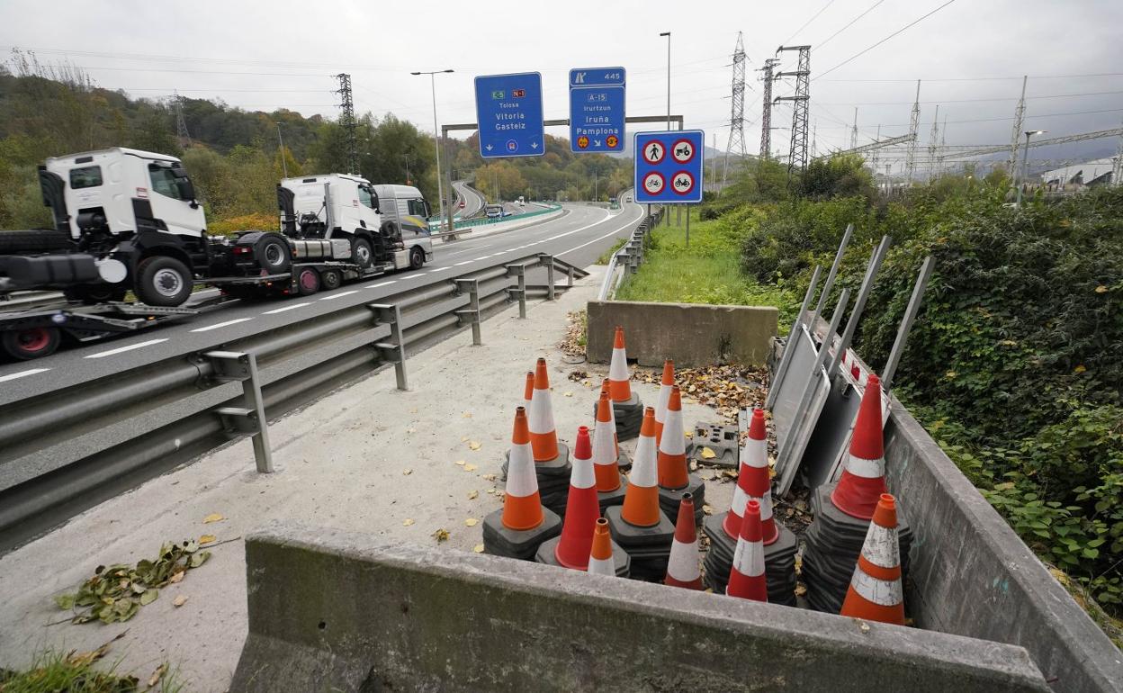 Un camión pasa por Andoain junto al acceso a la A-15. 